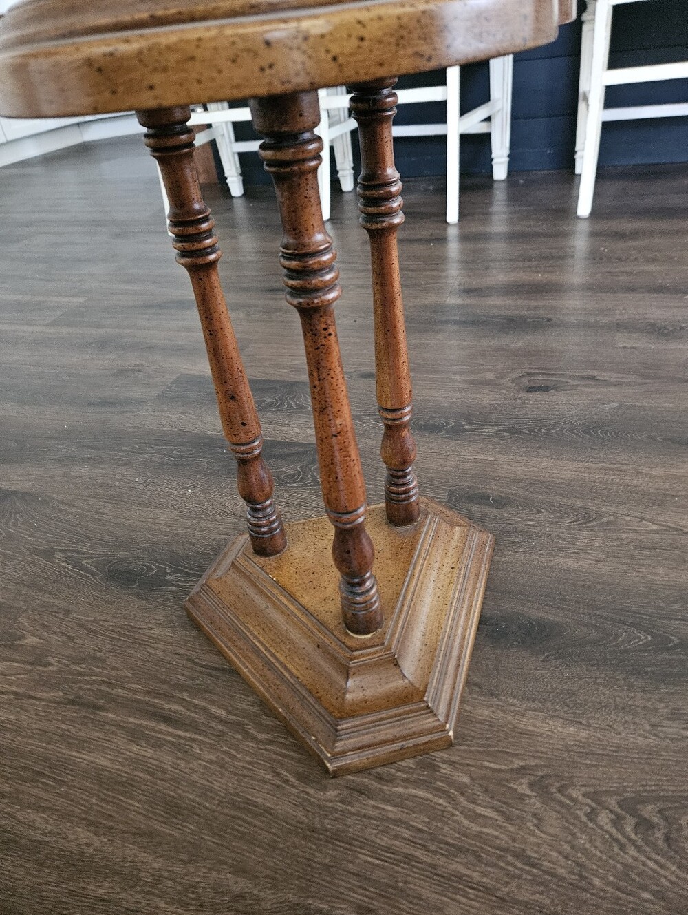 Vintage Clover-Top Accent Table in Warm Brown - Picture 4 of 9